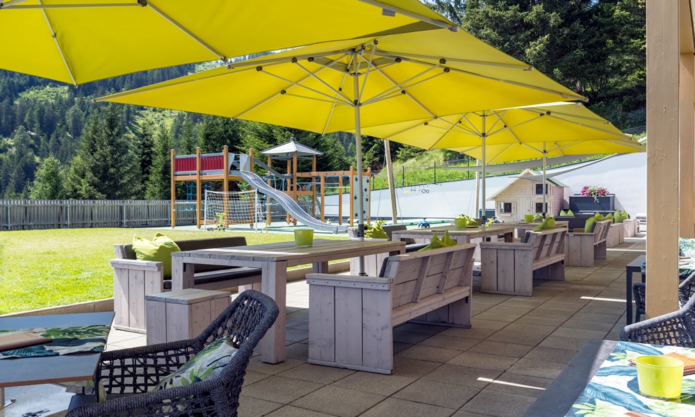 Spielplatz im Natürlich. Hotel mit Charakter in Tirol - Österreich. Eltern haben den Überblick!