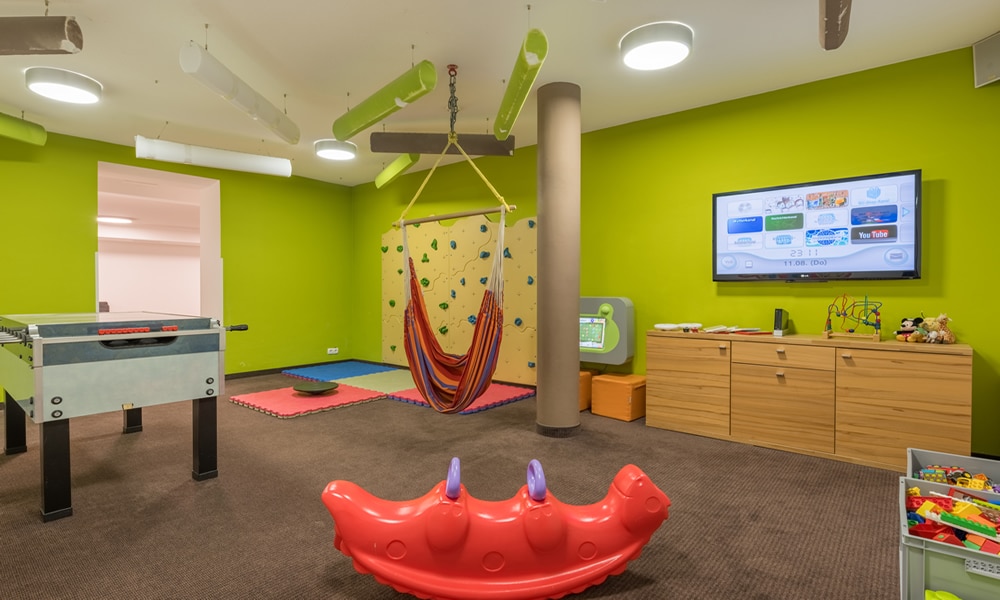 Spielzimmer in Natürlich. Hotel mit Charakter in Tirol - Österreich. Flatscreen, Tischfussball, Sitzdack und Kletterwand.