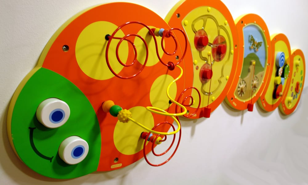 Spielzimmer in Natürlich. Hotel in Fiss - Tirol- Spiele für kleine Kinder. Wand-Wurm!