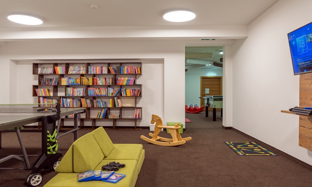 Spielzimmer in Natürlich. Hotel in Fiss - Tirol. Tischtennis, Bücherregal und Sitzgelegenheiten.