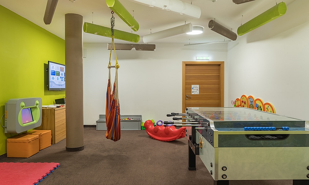 Spielzimmer in Natürlich. Hotel in Fiss - Tirol. Tischfussball, Flatscreen und diverse Spiele.