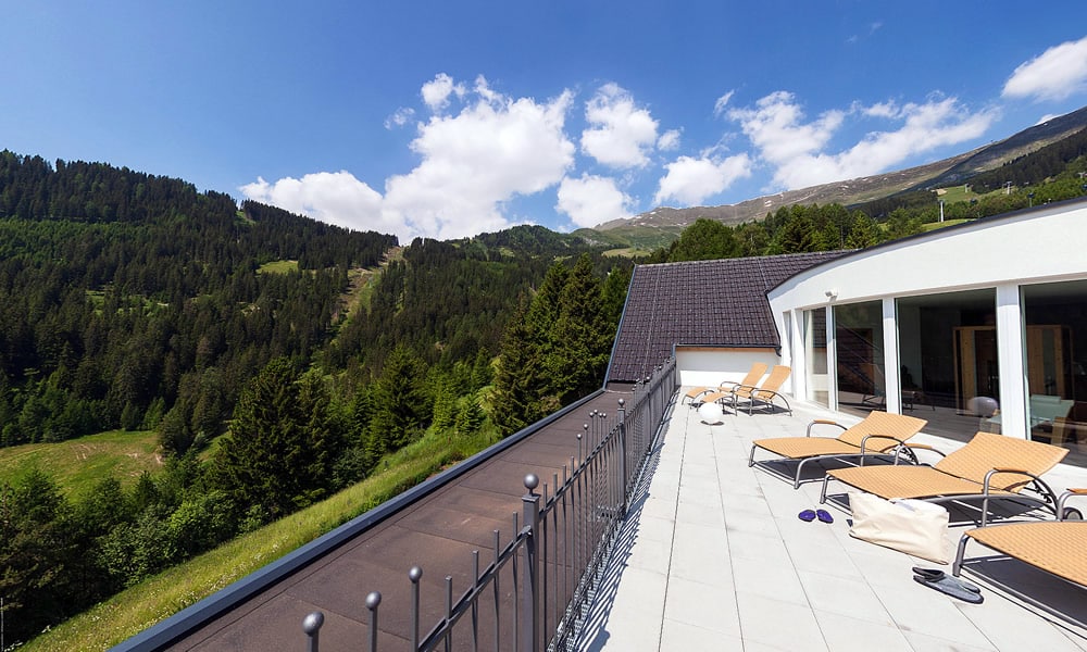 Terrasse im Hotel Natürlich in Fiss, Tirol. Dachterreasse - Wellnessbereich. Blick in die Berge.