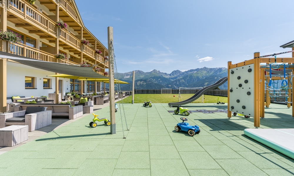 Terrasse im Natürlich. Hotel mit Charakter in Tirol - Österreich. Panorama-Sonnen-Platz mit Spielplatz.