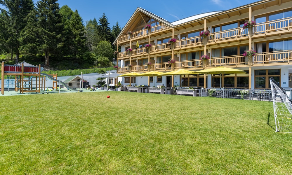 Terrasse im Hotel Natürlich in Fiss, Tirol. Wiese - Fussballfeld und Terrassenmöbel.