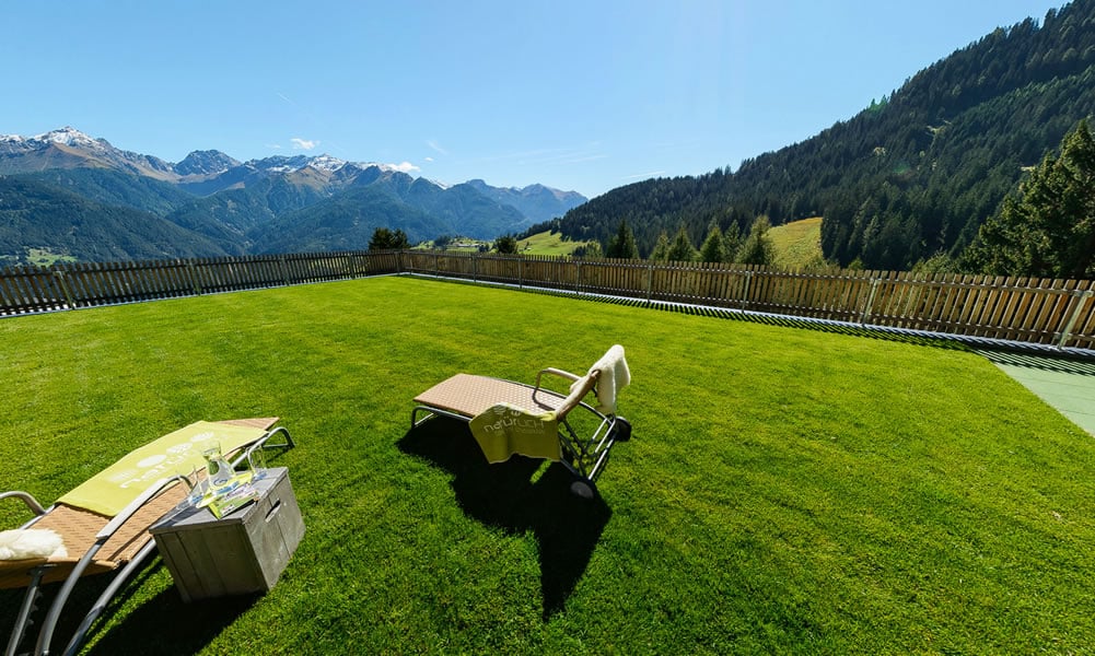 Terrasse im Natürlich. Hotel mit Charakter in Tirol - Österreich. Panorama-Sonnen-Platz.