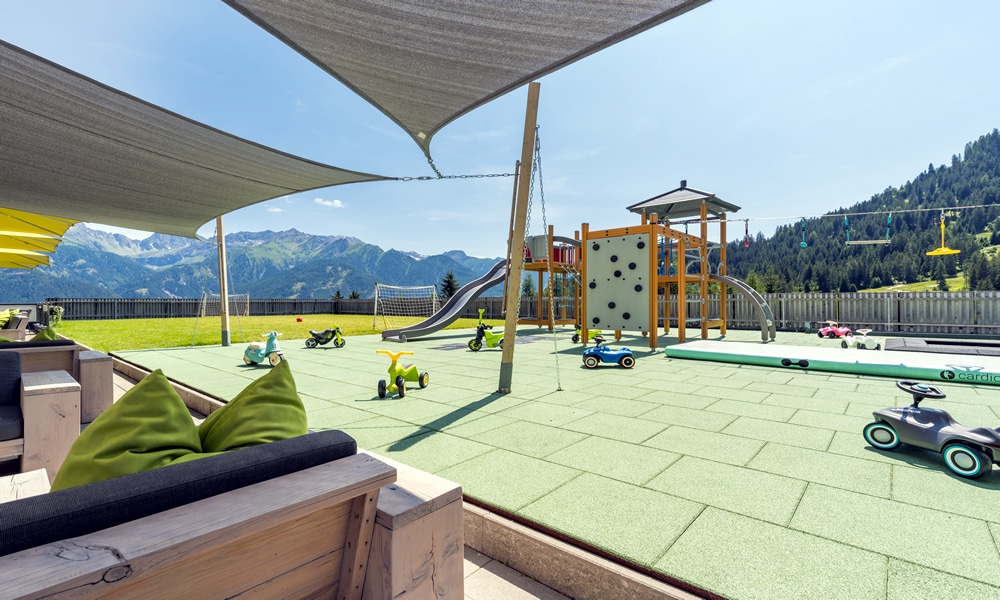 Terrasse im Natürlich. Hotel in Fiss - Tirol. Grandioser Blick - Loungemöbel - Sonnenschutz und Spielplatz.
