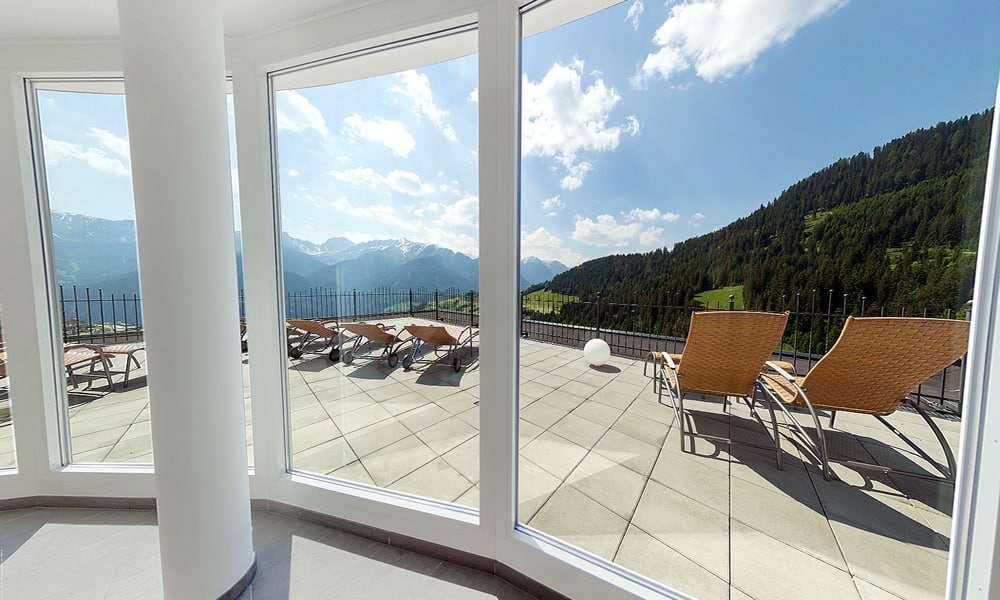 Terrasse im Natürlich. Hotel in Fiss - Tirol. Dachterrasse im Wellnesbereich.