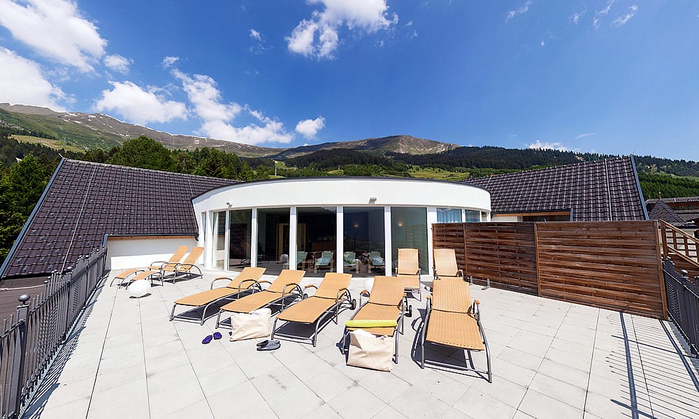 Terrasse im Natürlich. Hotel mit Charakter in Tirol - Österreich. Dachterrasse mit Rundumblick!
