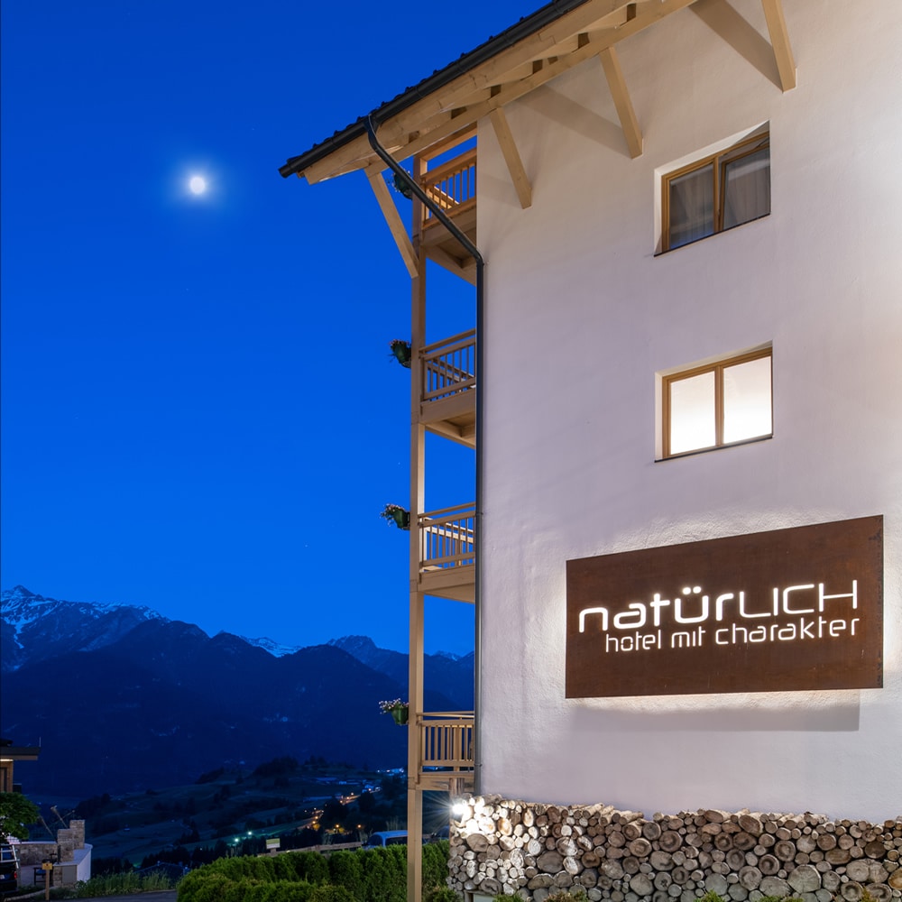 Natürlich. Hotel in Fiss - Tirol - Nordansicht - Nacht.