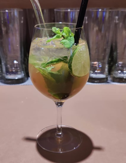 Aperitiv Rhabarbara im Natürlich. Hotel mit Charakter in Tirol - Österreich.
