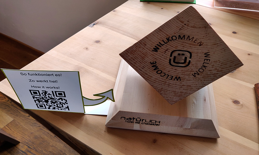 Willkommen im Hotel Natürlich-Holzwürfel mit QR Code