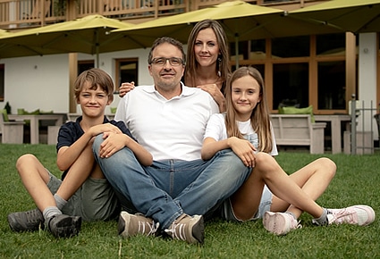 Familienfoto - Inhaber - Natürlich. Hotel in Fiss - Tirol