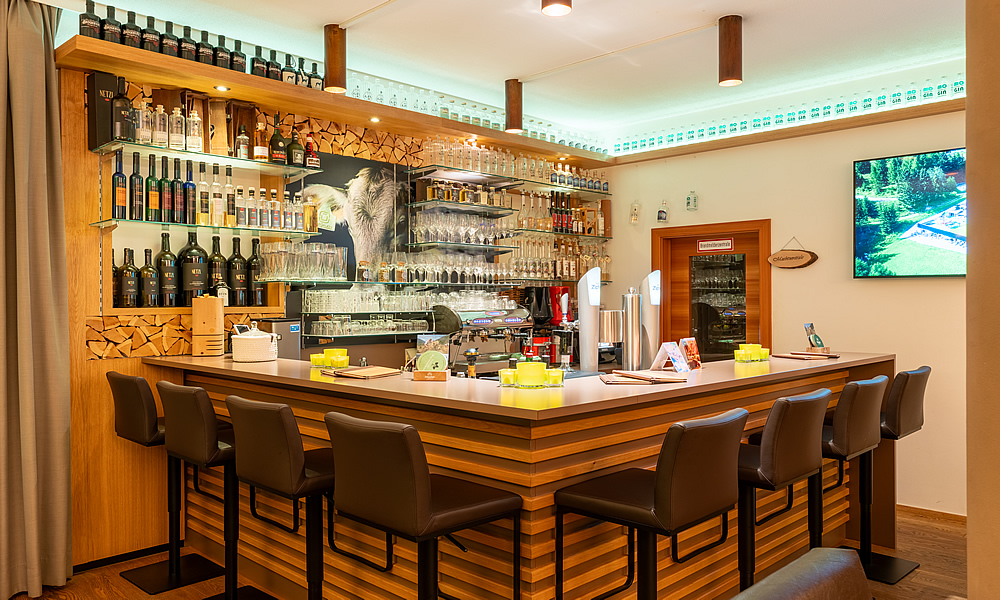 Bar im Natürlich. Hotel in Fiss - Tirol. Baransicht mit trendigen Drinks.