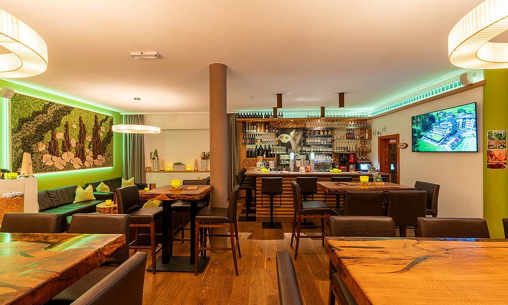 Bar im Natürlich. Hotel mit Charakter in Tirol - Österreich. Ansicht Bar / Theke.