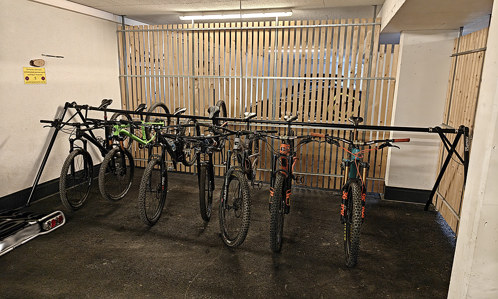 Fahrradständer in der Bikegarage Natürlich. Hotel mit Charakter in Tirol - Österreich