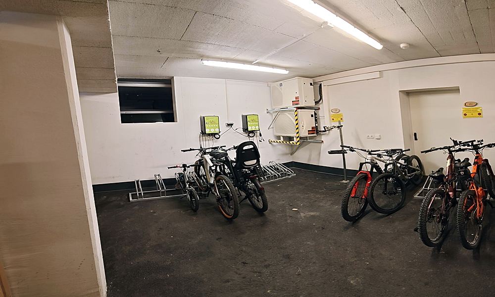 Fahrradständer und E-Bike Ladestation Bikegarage im Hotel Natürlich in Fiss, Tirol.
