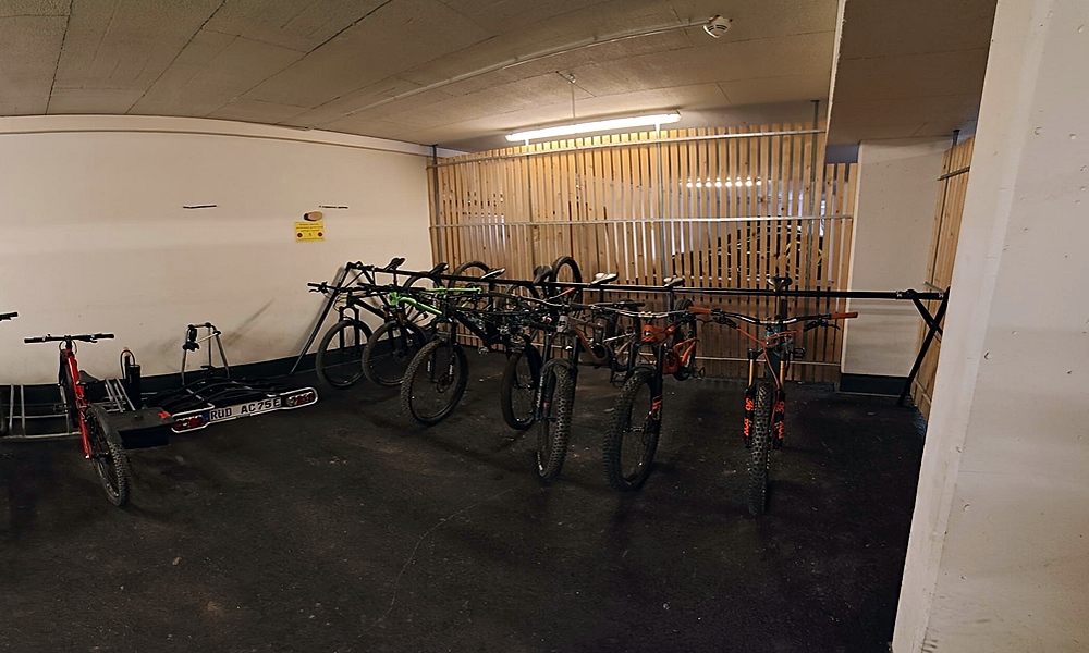 Bikegarage - Bikepark im Hotel Natürlich in Fiss, Tirol. Fahrradständer