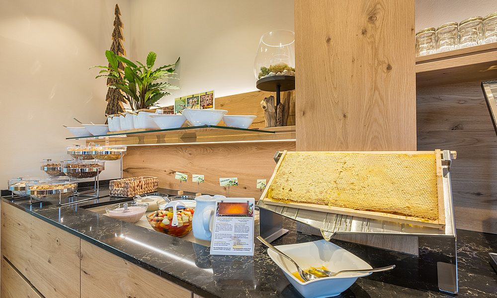 Buffet, Wabenhonig - Breakfast room - Natürlich. Hotel mit Charakter in Tirol - Österreich