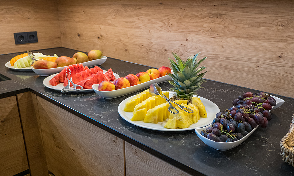 Obst und Leckeres -Breakfast room . Hotel mit Charakter in Tirol - Österreich