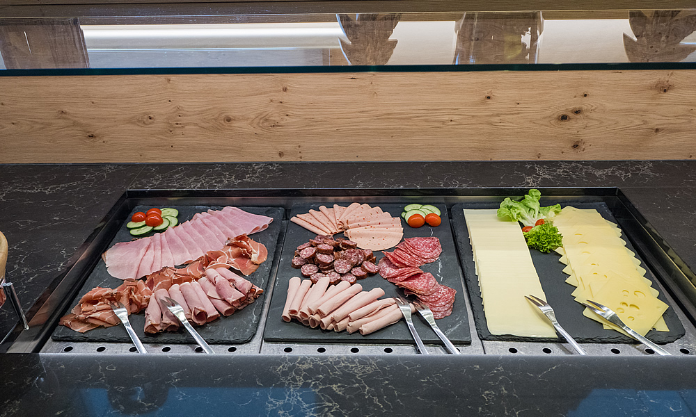 Speck, Schinken, Käse - Breakfast room - Natürlich. Hotel mit Charakter in Tirol - Österreich