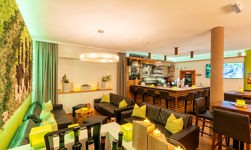 Lounge Hotel - Bar und Couchen - Natürlich. Hotel mit Charakter in Tirol - Österreich