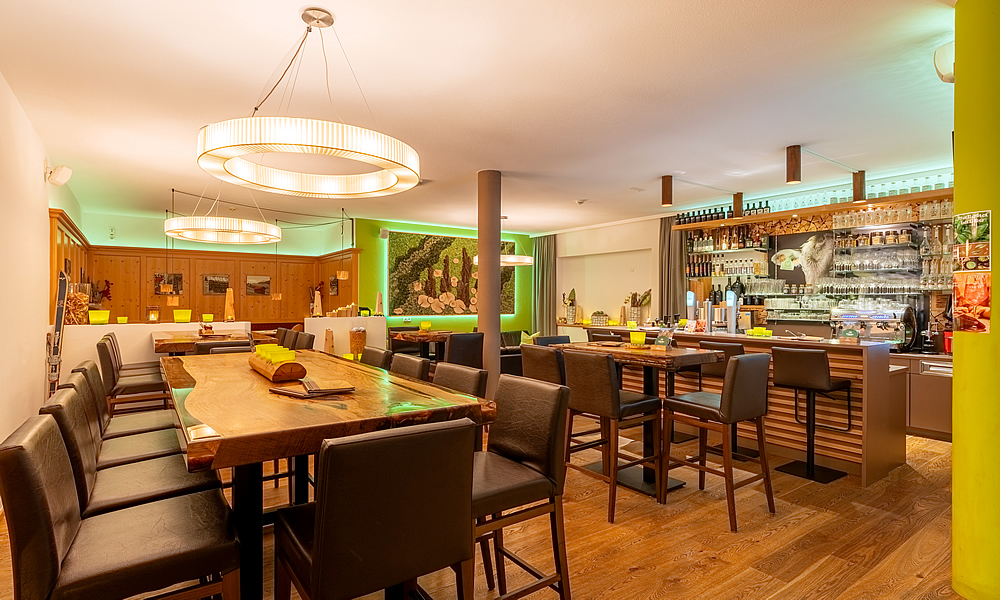 Lounge Hotel - Stube und Hochtisch - Natürlich. Hotel mit Charakter in Tirol - Österreich