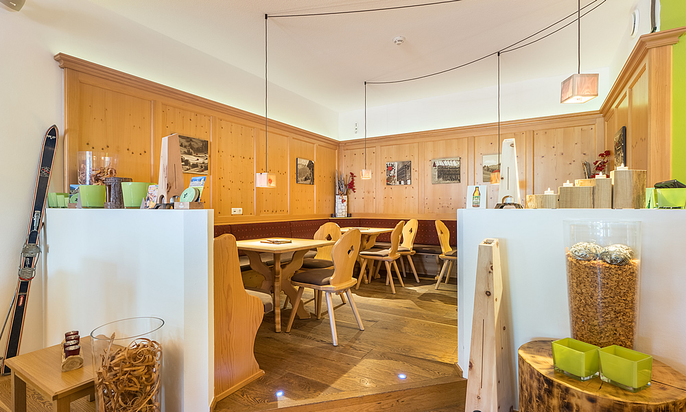 Tiroler Stube im Natürlich. Hotel in Fiss - Tirol. Ansicht der Stube mit viel Holz.